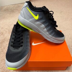 Nike Air Max Invigor Black/Gray Shoes w/Neon Yellow Highlights
Size 2 Youth